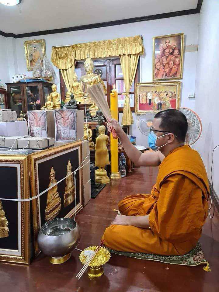 หลวงพ่อสำเร็จ พระชัยวัฒน์ รุ่นดวงเศรษฐี 1 กล่อง 100 องค์ รายการลุ้นเนื้อ พร้อมส่ง