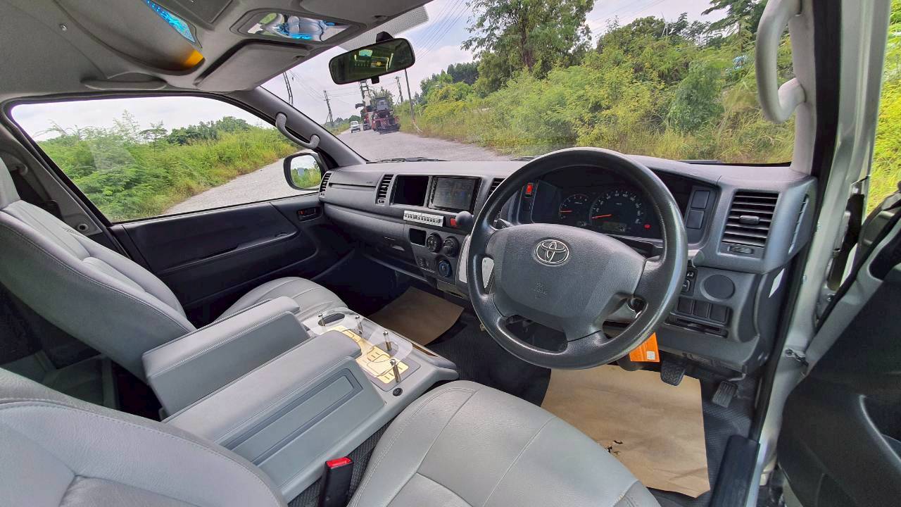 TOYOTA COMMUTER 3.0 A/T 2016