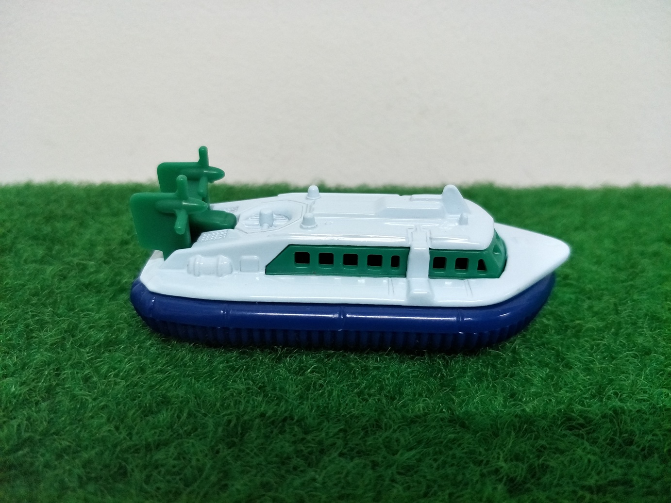 Tomy Tomica Mitsui Zosen hovercraft