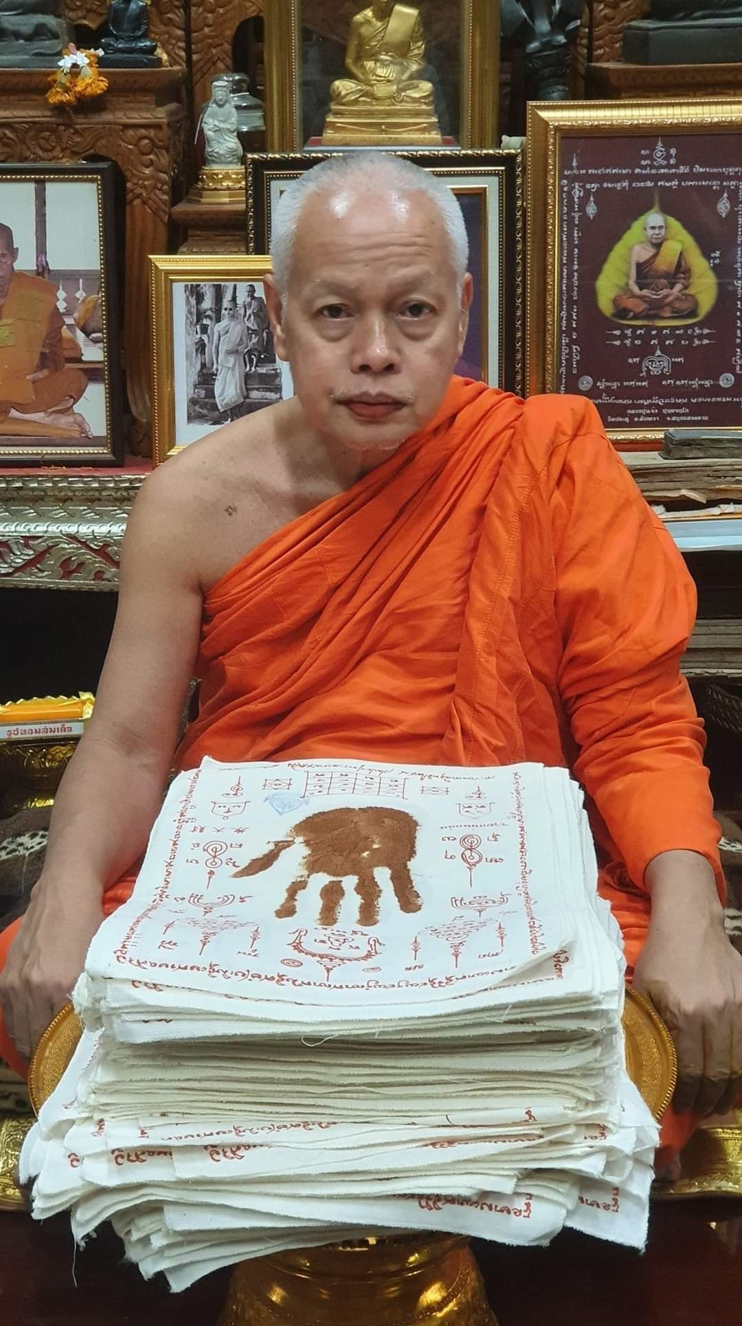 ผ้ายันต์ฝ่ามือปั๊มขมิ้น ปี63 หลวงพ่อมหาสุรศักดิ์ วัดประดู่พระอารามหลวง