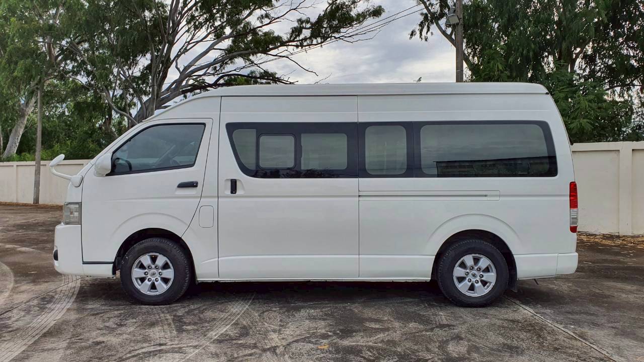 TOYOTA COMMUTER 3.0 A/T 2015
