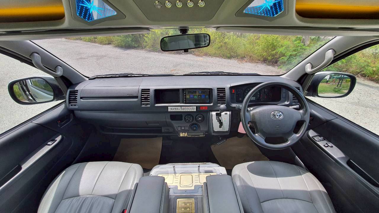 TOYOTA COMMUTER 3.0 A/T 2016