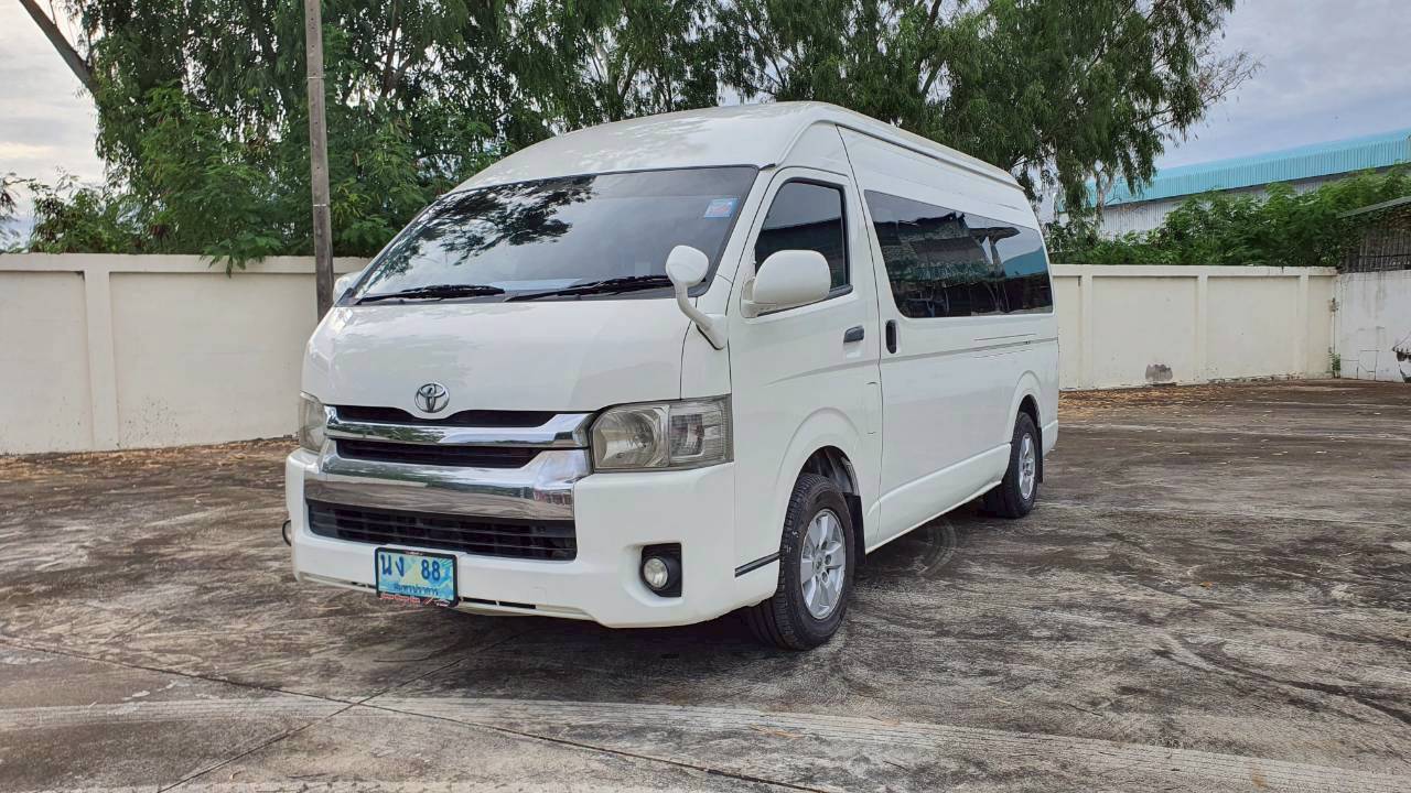 TOYOTA COMMUTER 3.0 A/T 2015