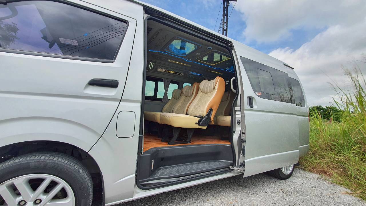 TOYOTA COMMUTER 3.0 A/T 2016