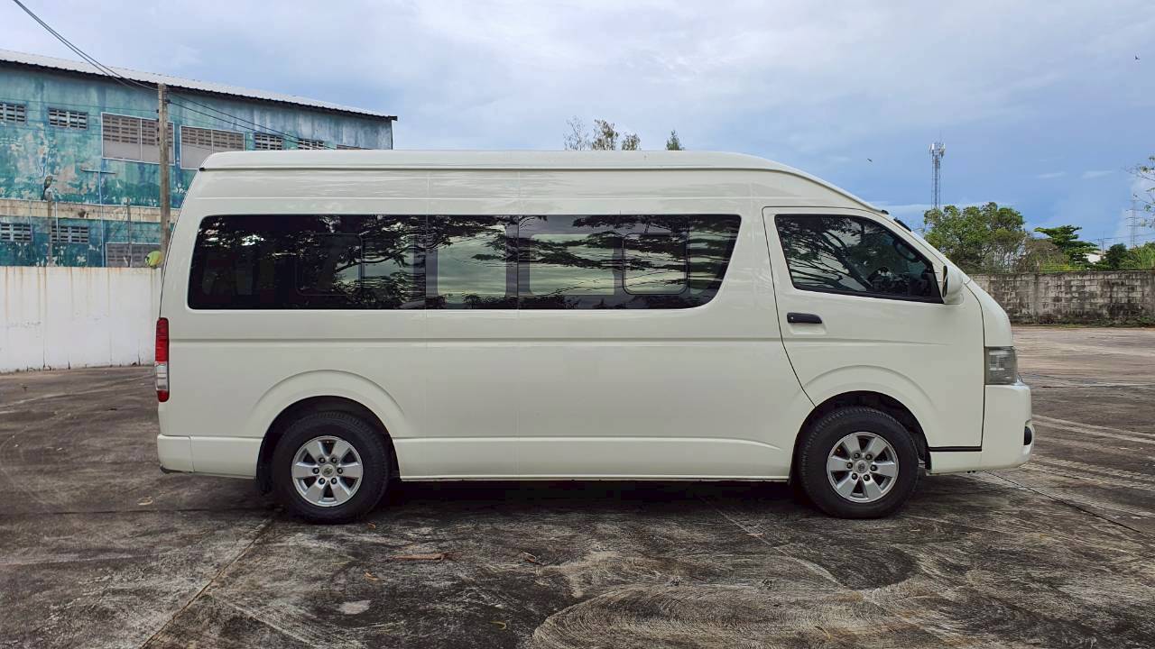 TOYOTA COMMUTER 3.0 A/T 2015