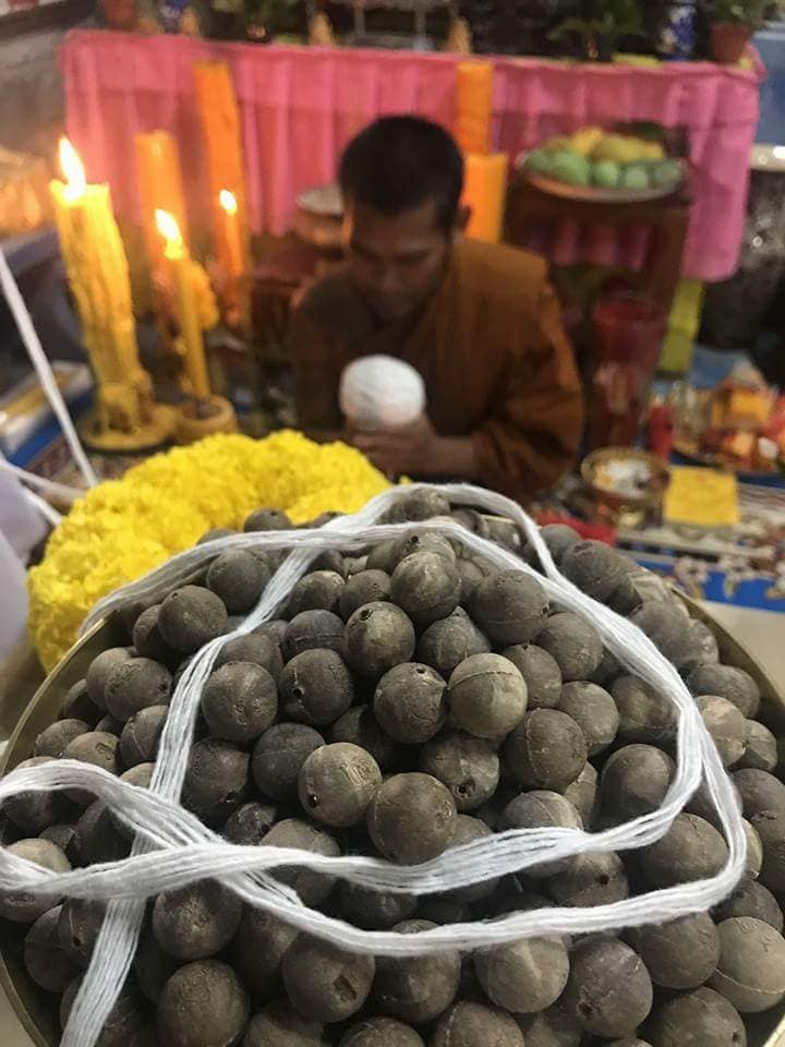 ขุนแผนพระอาจารย์ตี๋เล็ก "รุ่นพลังพุทธคุณ เสาร์ 5" ปี 61 เนื้อว่าน 108 ฝังหินพระธาตุ ตะกรุดทองแดงจารมือ