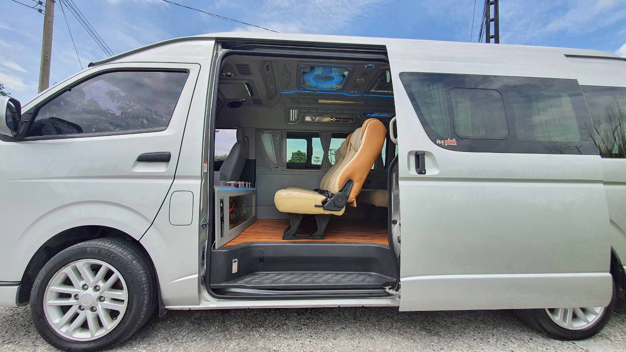 TOYOTA COMMUTER 3.0 A/T 2016