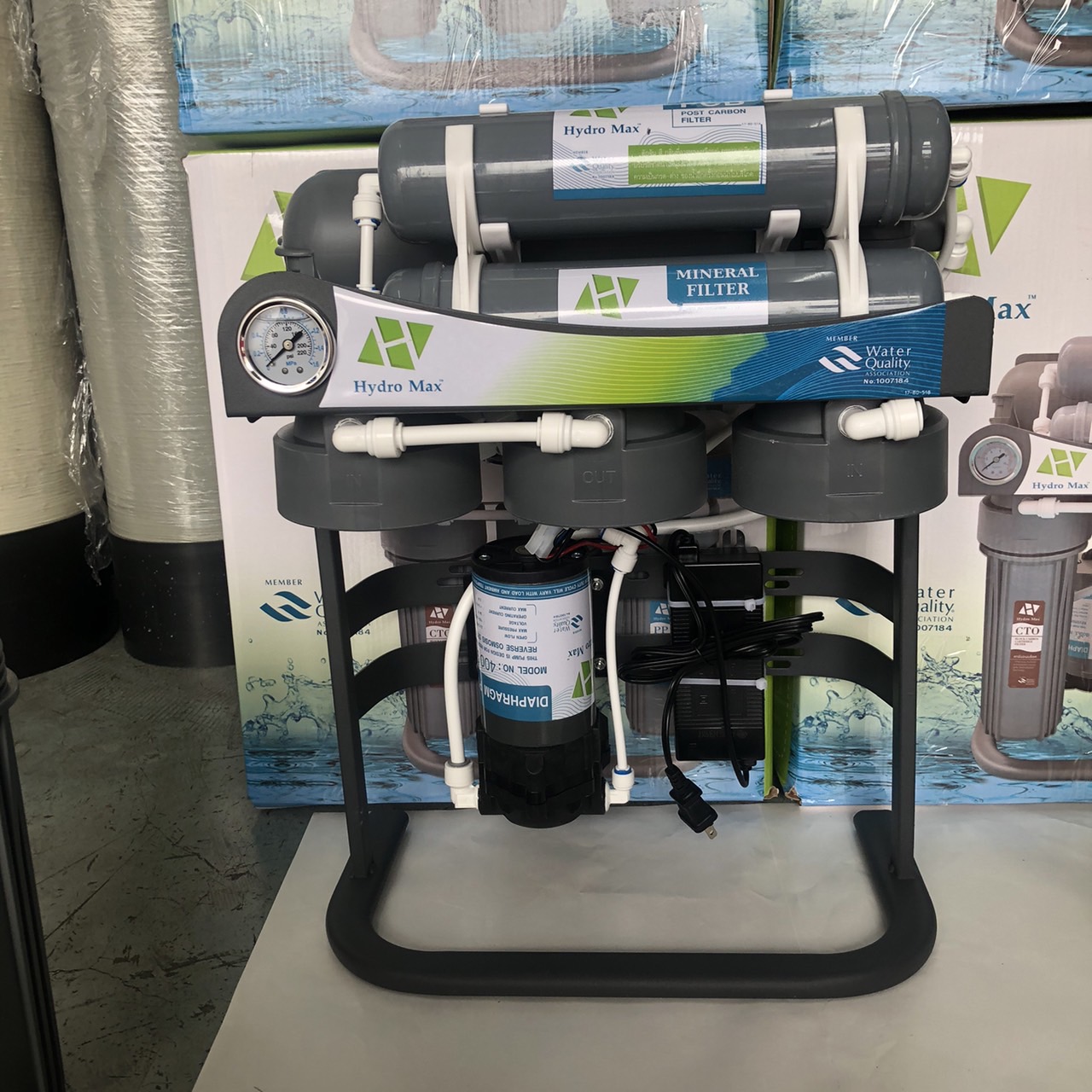 เครื่องกรอง RO (รีเวิร์สออสโมซิส) 400 gpd เฟรมตั้ง แบรนด์ Hydromax ระบบกรองน้ำดื่ม 6 ขั้นตอน 1. PP (โพลีโพรพิลีน)2. CTO (คาร์บอนอัดแท่ง)3. GAC (คาร์บอนเกร็ด)4. RO (รีเวิสออสโมชีส)5. PCB (โพสต์คาร์บอน)6. Mineral (หินแร่)