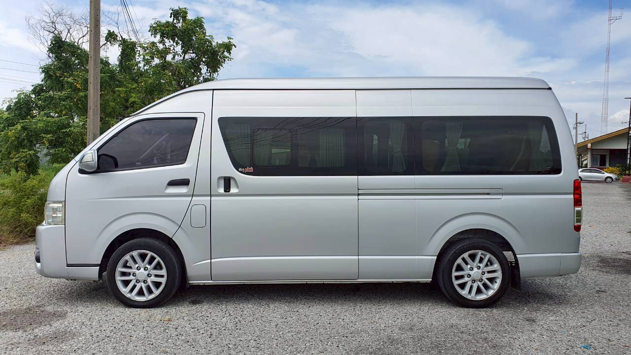 TOYOTA COMMUTER 3.0 A/T 2016