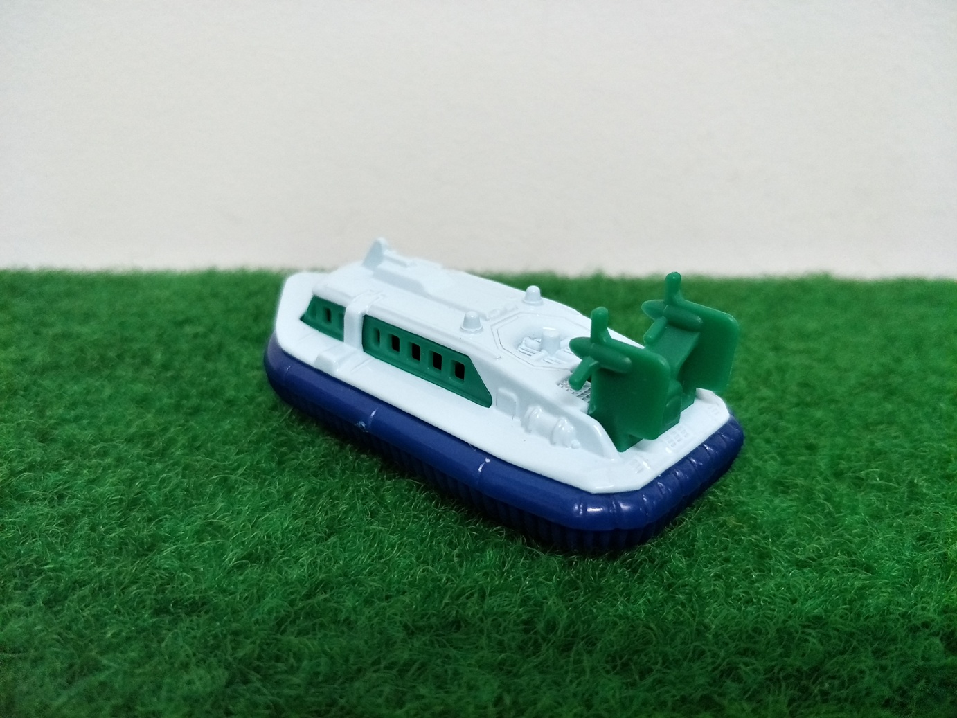 Tomy Tomica Mitsui Zosen hovercraft