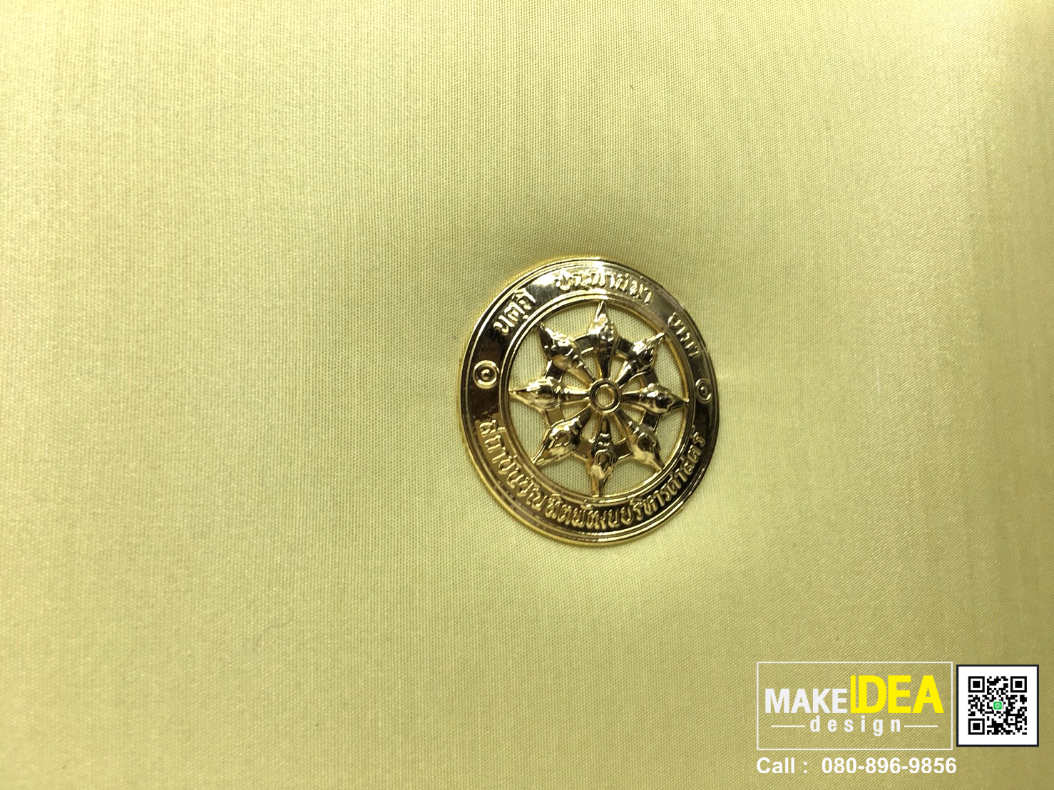 ปกผ้าไหมใส่ใบปริญาบัตร (ผ้าไหมเทียม สีเหลืองอ่อน ) พร้อมเข็ม