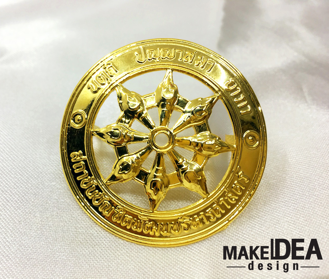 ปกผ้าไหมใส่ใบปริญาบัตร (ผ้าไหมเทียม สีเหลืองอ่อน ) พร้อมเข็ม