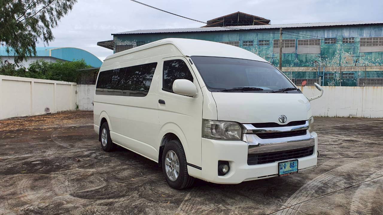 TOYOTA COMMUTER 3.0 A/T 2015