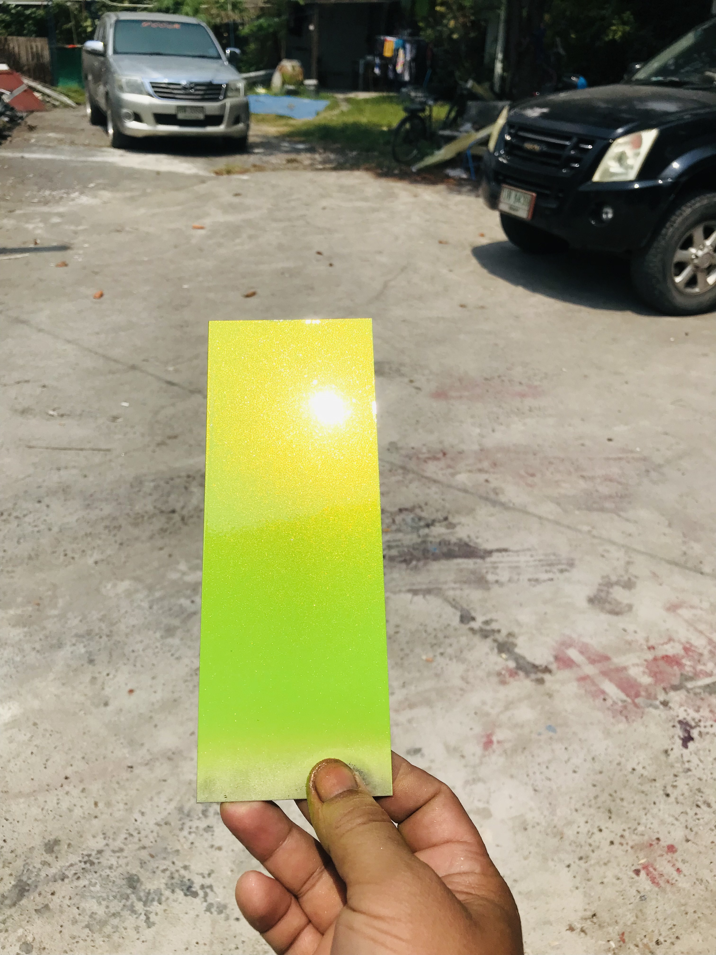 สีเขียวเลมอน เหลือบทอง