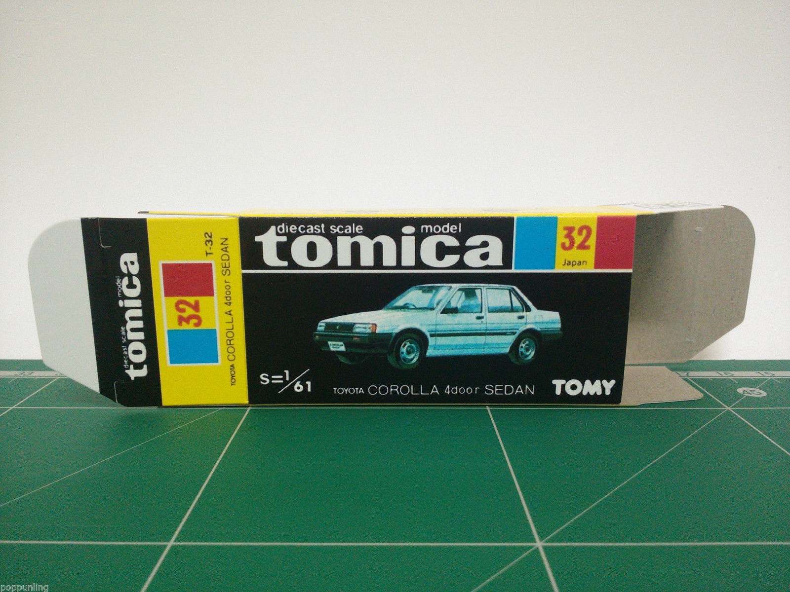 กล่องพิมพ์ Reproduction Box สำหรับ Tomica Black Box No.32 Toyota Corolla 4door Sedan (กล่องเปล่า, ไม่มีรถ)