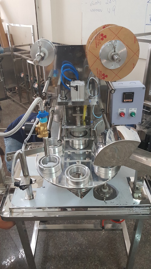 เครื่องบรรจุน้ำถ้วย6หลุมกึ่งอัตโนมัติ