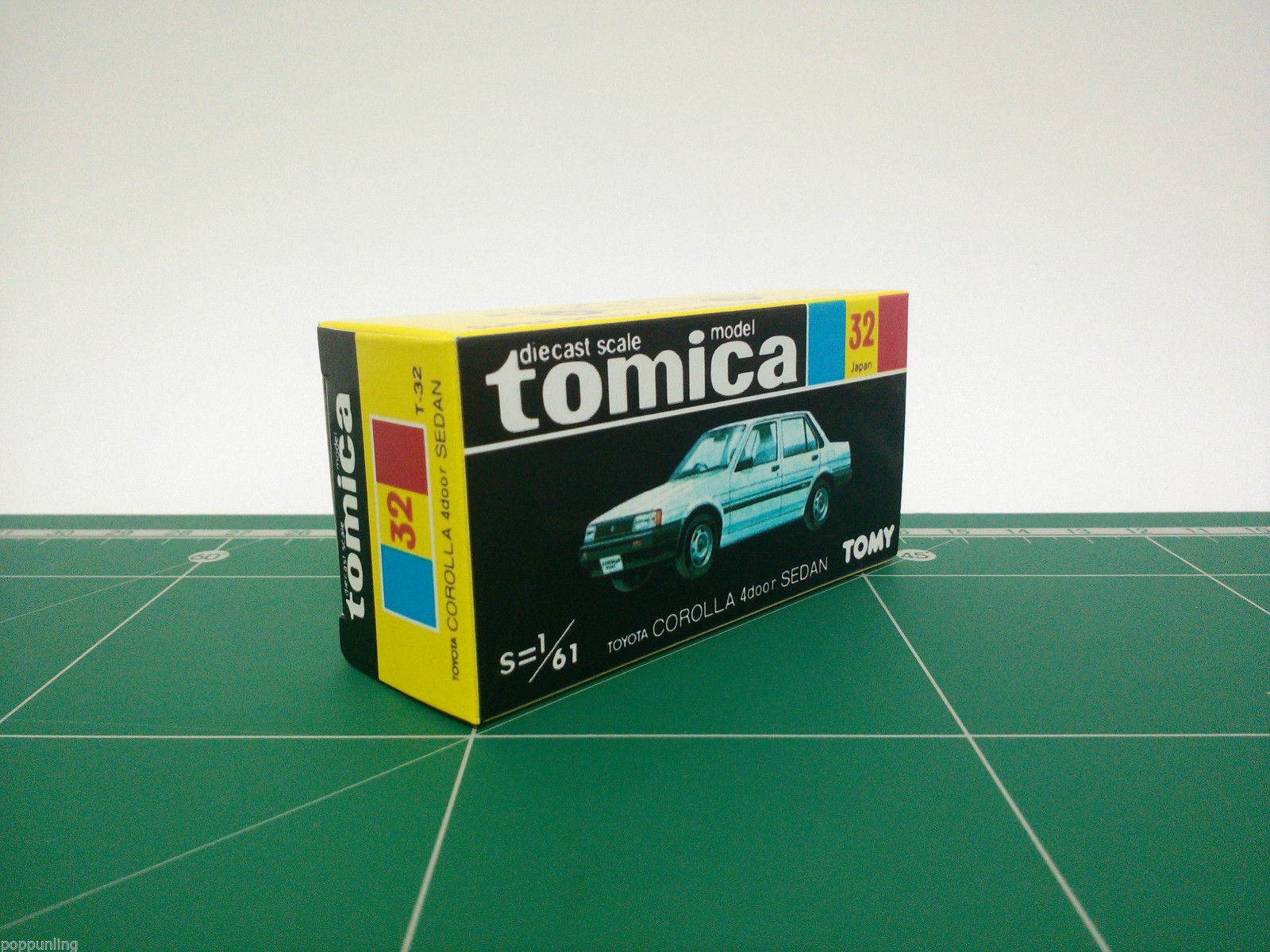 กล่องพิมพ์ Reproduction Box สำหรับ Tomica Black Box No.32 Toyota Corolla 4door Sedan (กล่องเปล่า, ไม่มีรถ)