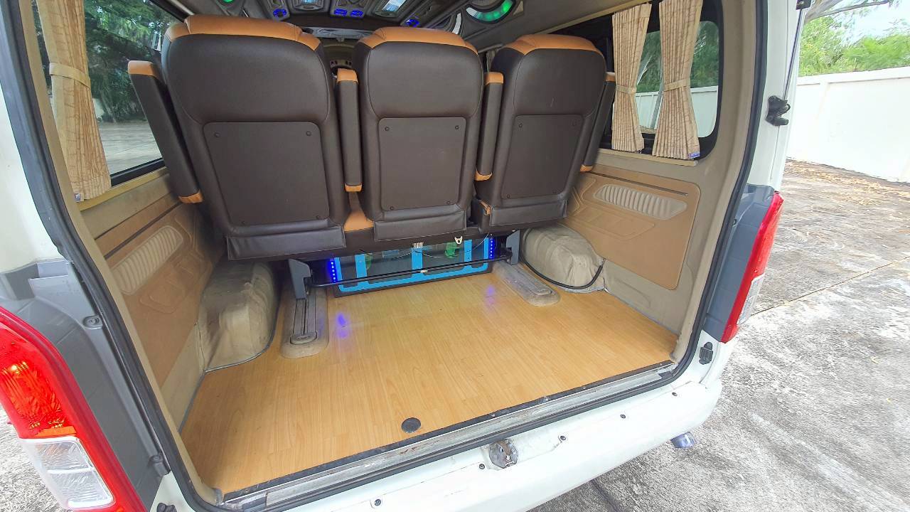 TOYOTA COMMUTER 3.0 A/T 2015