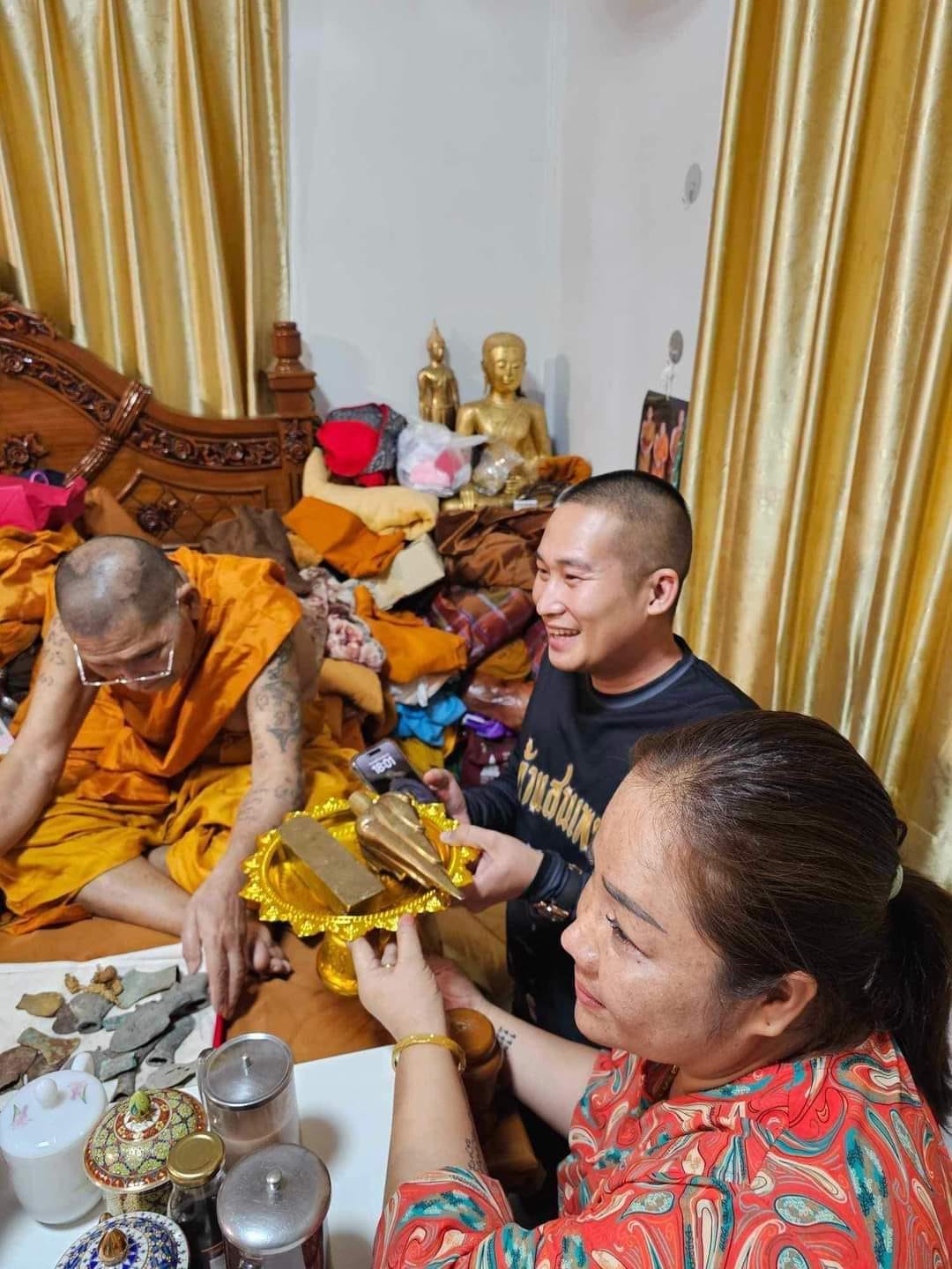 เหรียญรุ่น ยอด รวย รวย หลวงปุ่มหาศิลา