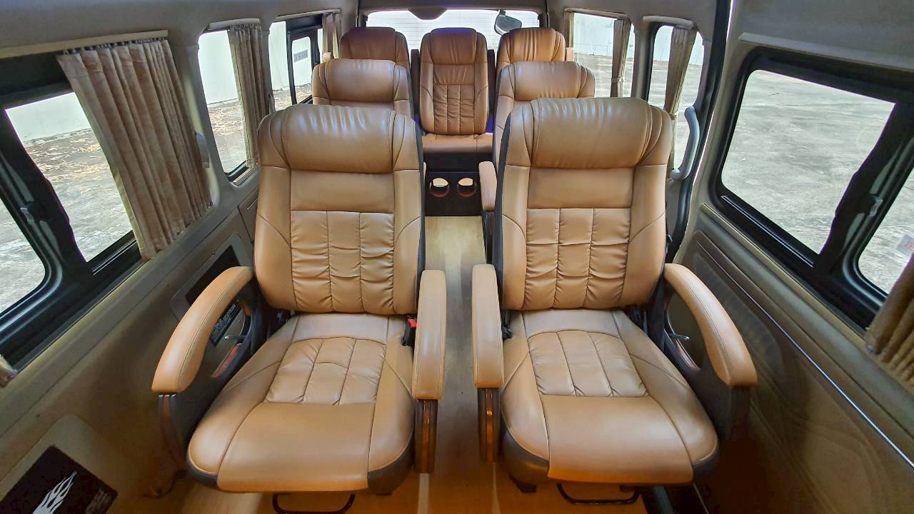 TOYOTA COMMUTER 3.0 A/T 2015