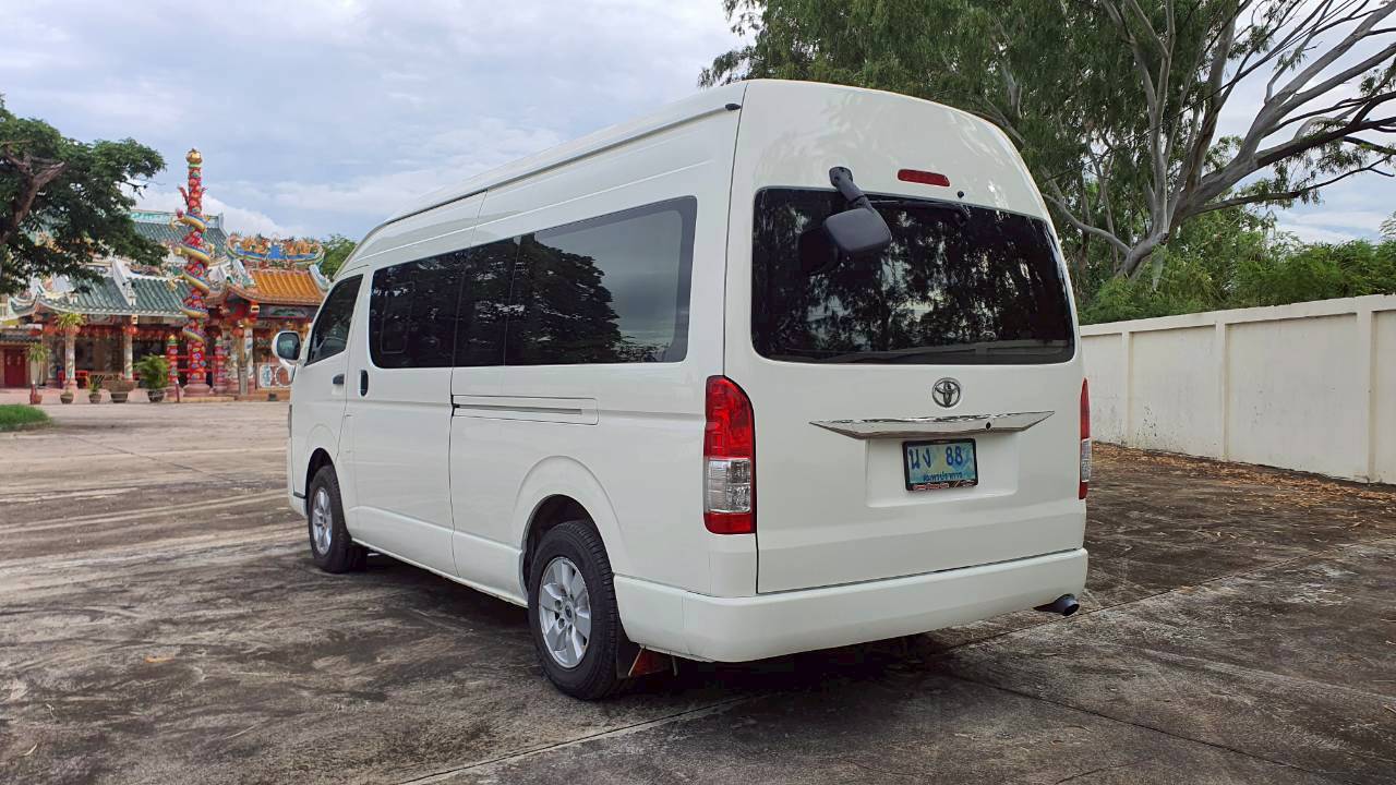 TOYOTA COMMUTER 3.0 A/T 2015