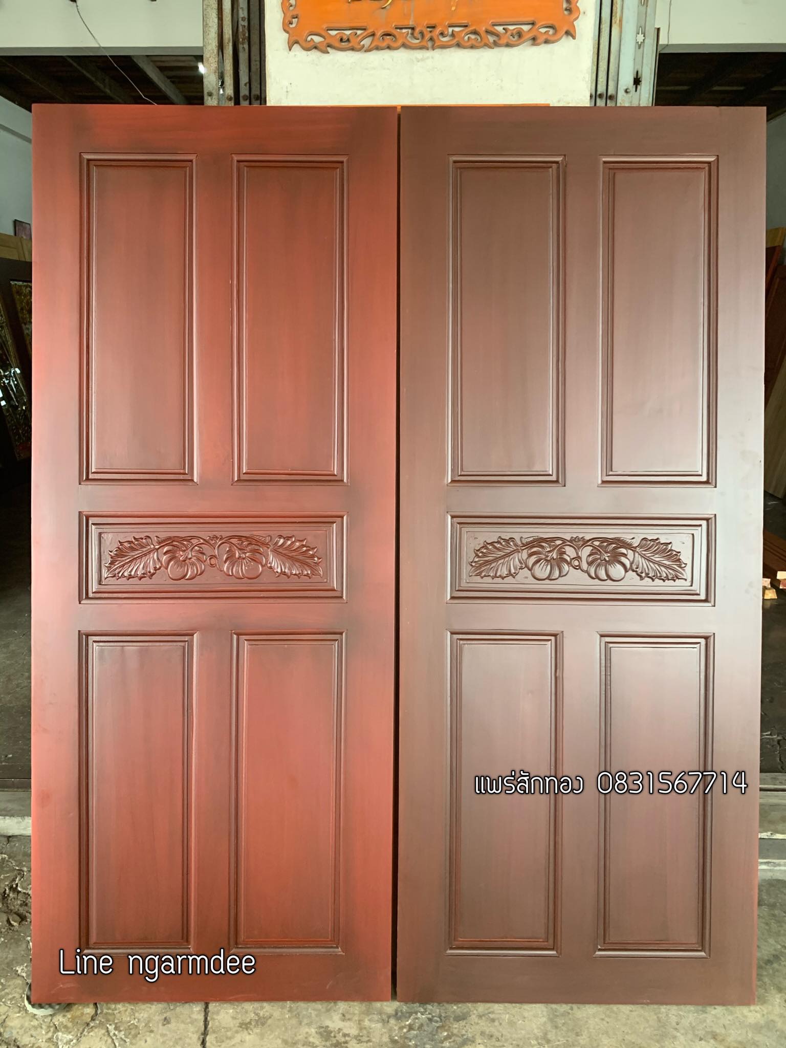 ประตูไม้สักบานคู่