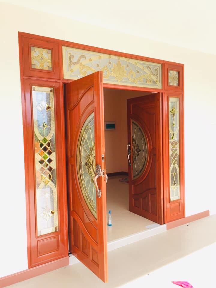 ประตูไม้สักกระจกนิรภัย