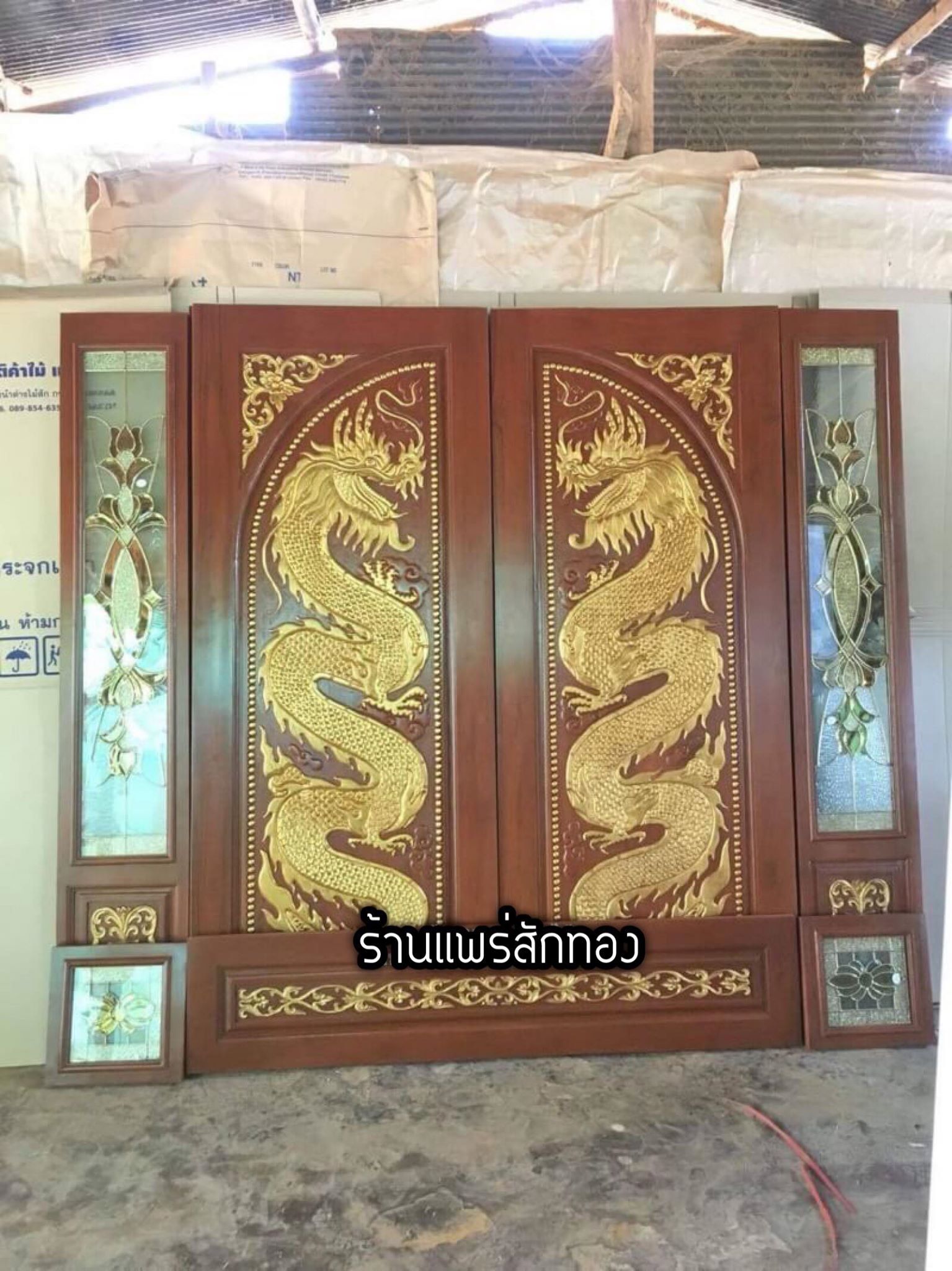ประตูไม้สักบานคู่