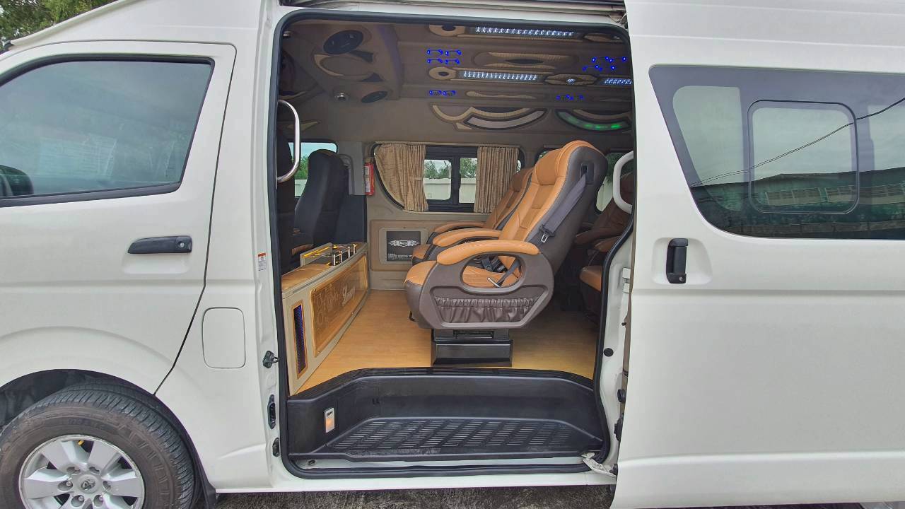 TOYOTA COMMUTER 3.0 A/T 2015