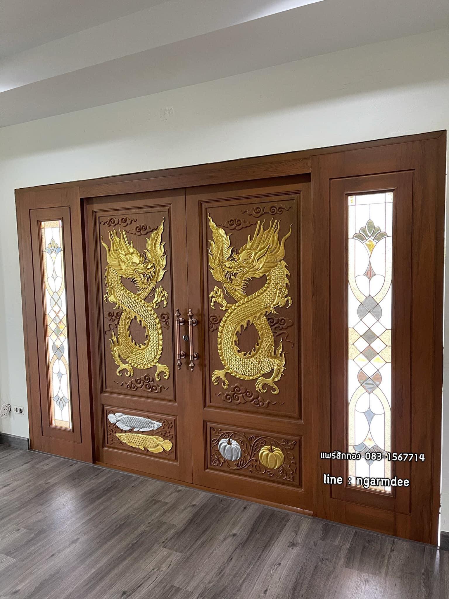 ประตูไม้สักบานคู่