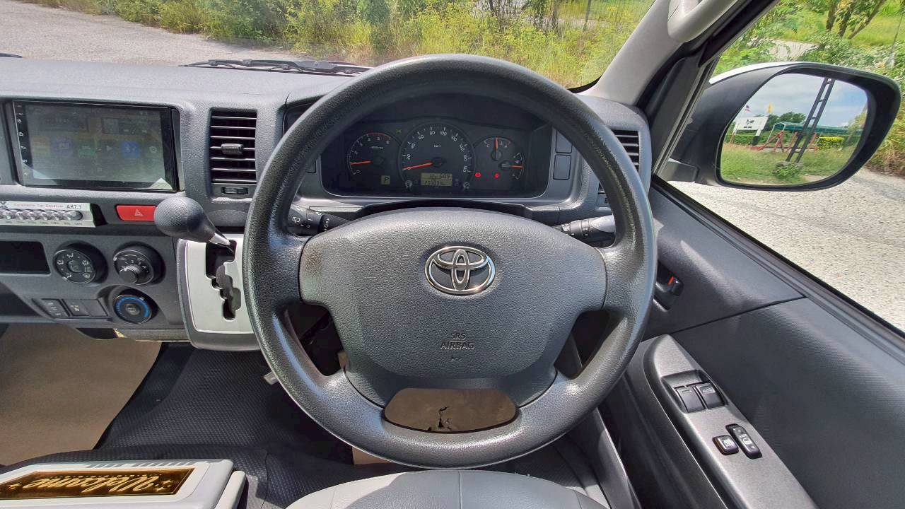 TOYOTA COMMUTER 3.0 A/T 2016