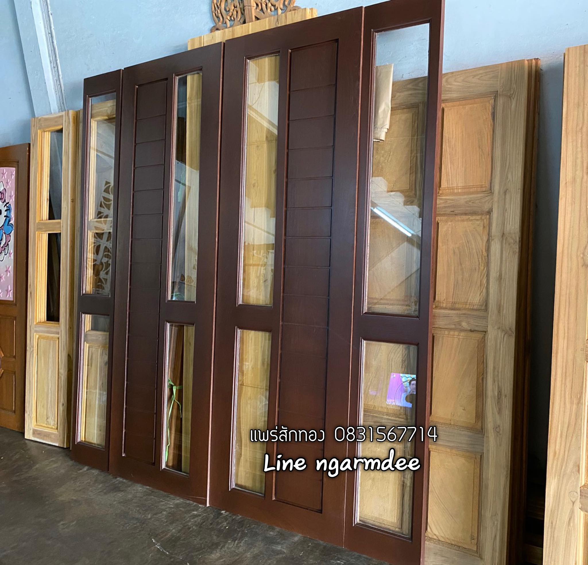 ประตูไม้สักบานคู่