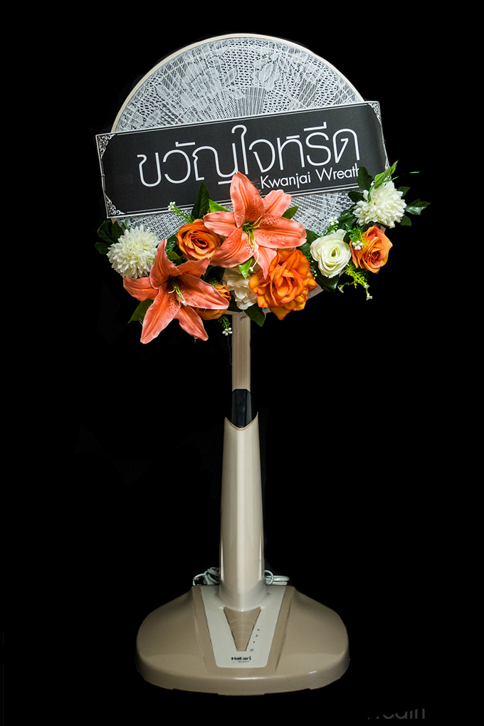 พวงหรีดพัดลมสไลด์ Hatari หรือ Sharp 16 นิ้ว ประดับด้วยดอกไม้ประดิษฐ์ โทนดอกไม้สีส้ม