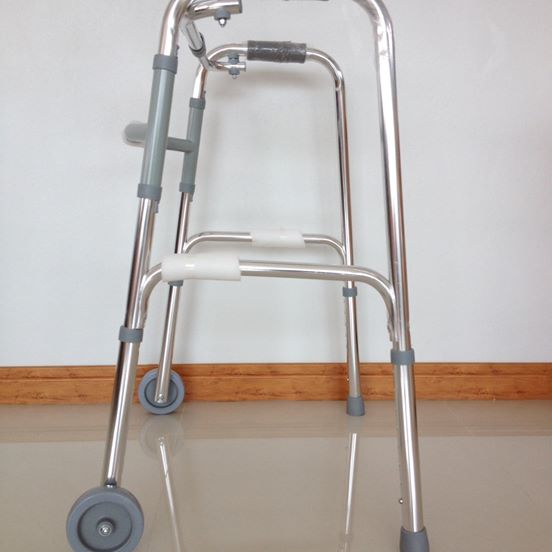 วอคเกอร์ (แบบมีล้อ)