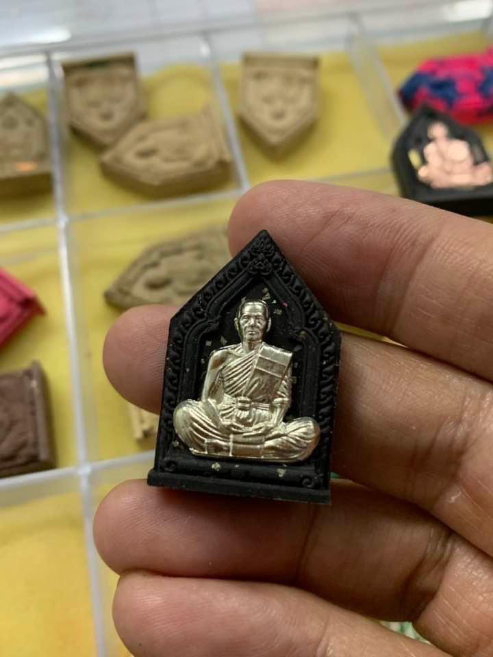 พระผงรูปเหมือน พิมพ์ห้าเหลี่ยม รุ่น ทองเหนือดวง หลวงพ่อทอง วัดบ้านไร่ ปี 2565 (พร้อมส่ง ยกลังซีนเดิม ของเเถมครบ)