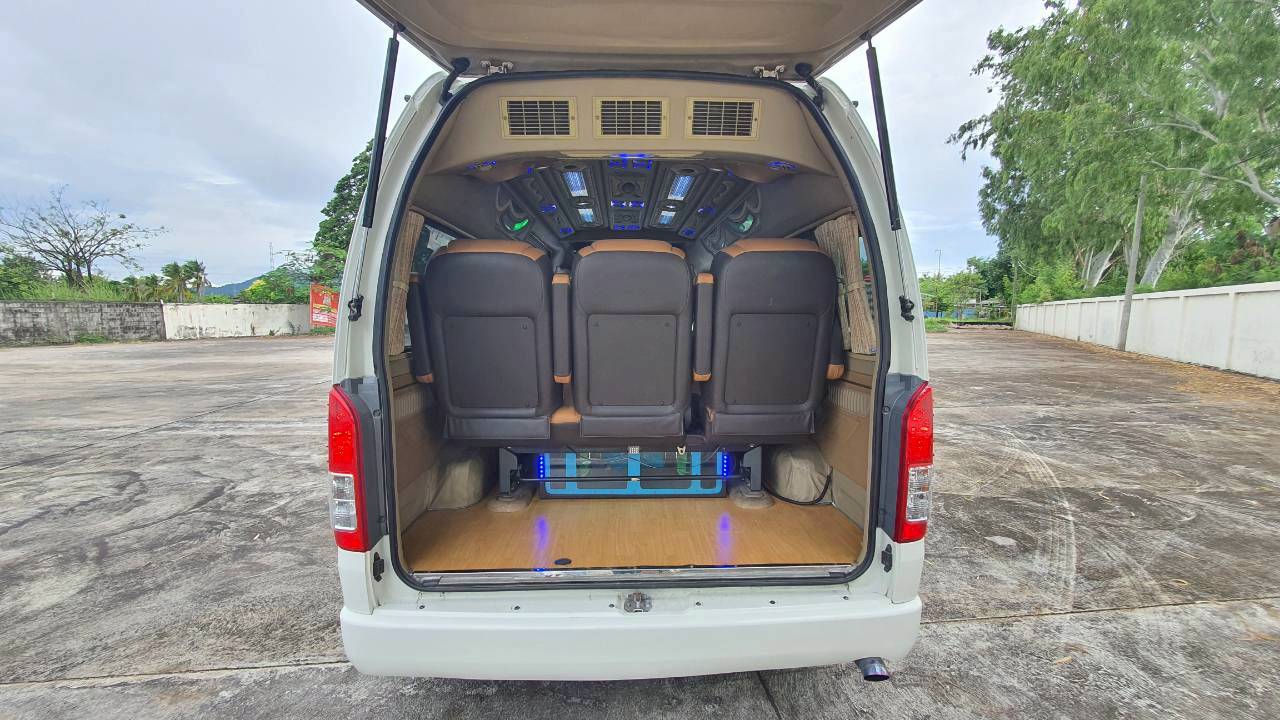 TOYOTA COMMUTER 3.0 A/T 2015