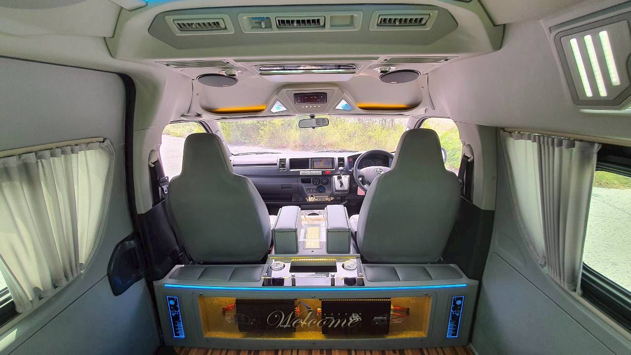 TOYOTA COMMUTER 3.0 A/T 2016