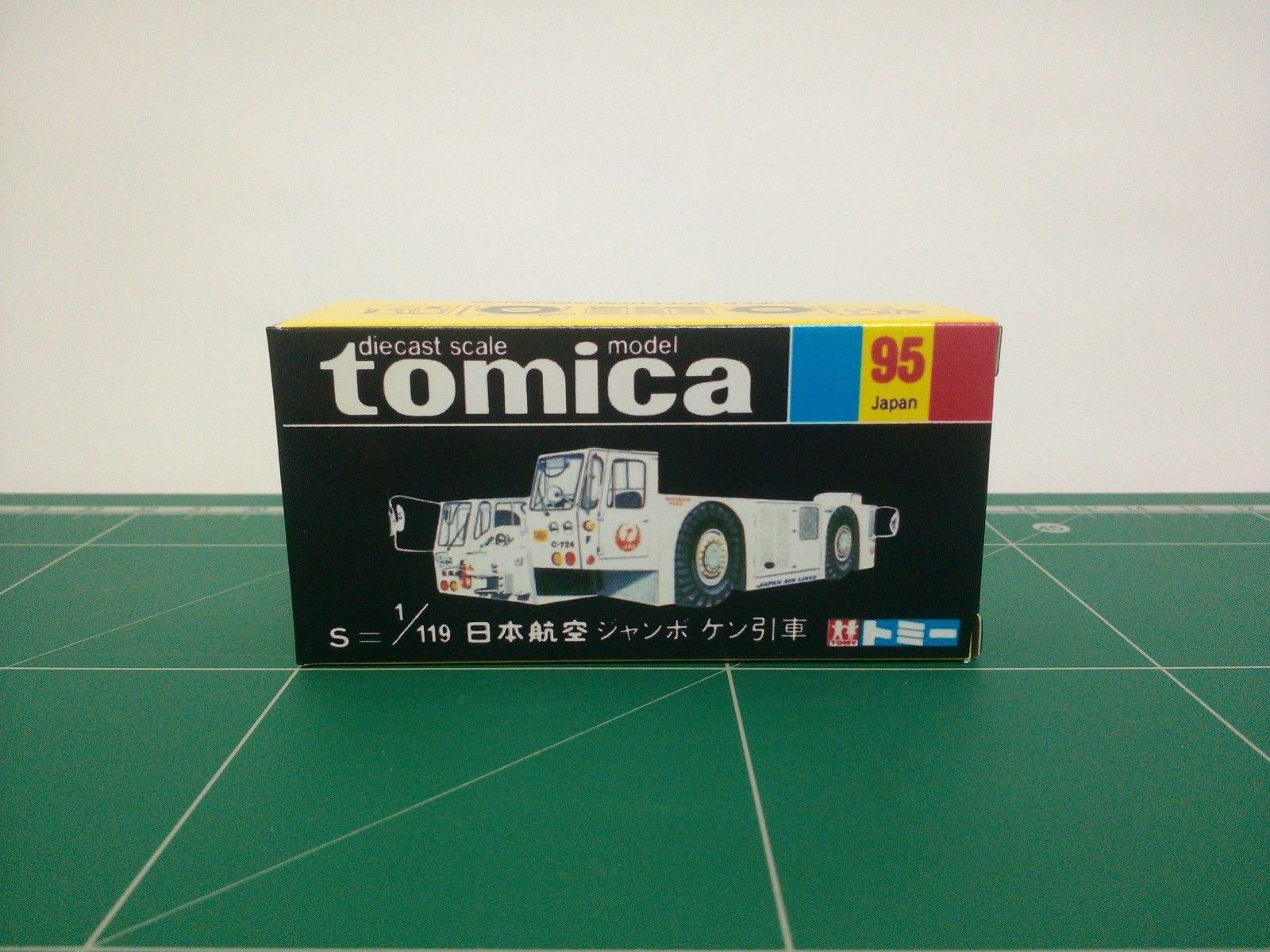 กล่องพิมพ์ Reproduction Box สำหรับ Tomica Black Box No.95 JAL B-747 Towing Tractor (กล่องเปล่า, ไม่มีรถ)