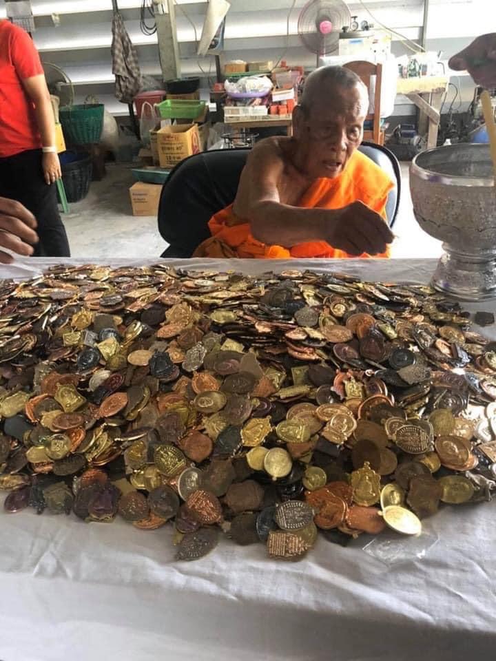 วัตถุมงคลหลวงพ่อพัฒน์ วัดห้วยด้วน รุ่นไตรมาส ๖๓ ยกลัง