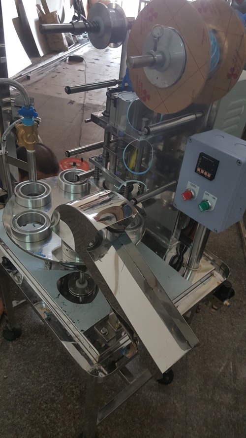 เครื่องบรรจุน้ำถ้วย6หลุมกึ่งอัตโนมัติ