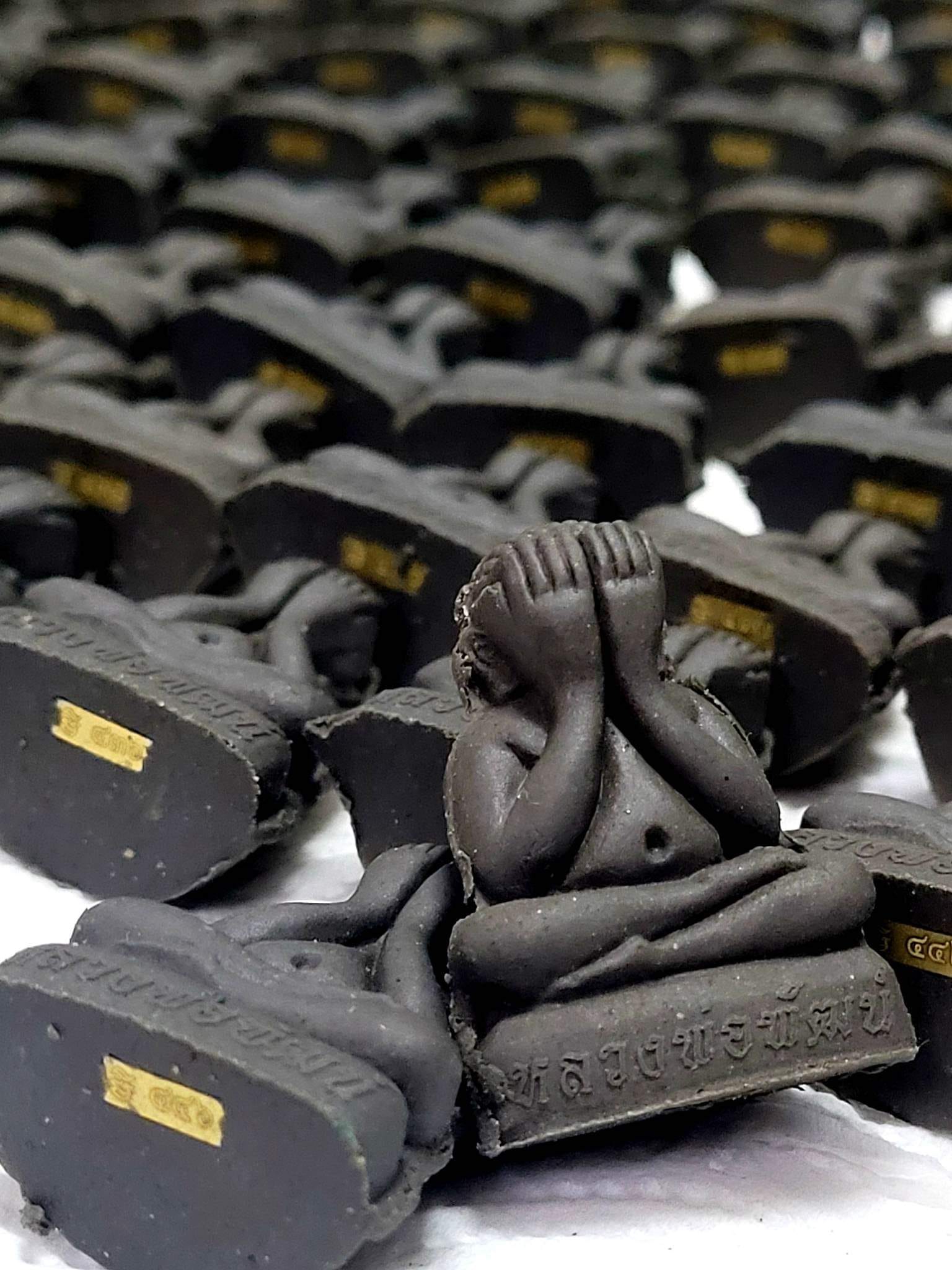 พระผงน้ำมันปิดตาตุ๊กตา(ยกลัง)พร้อมส่ง