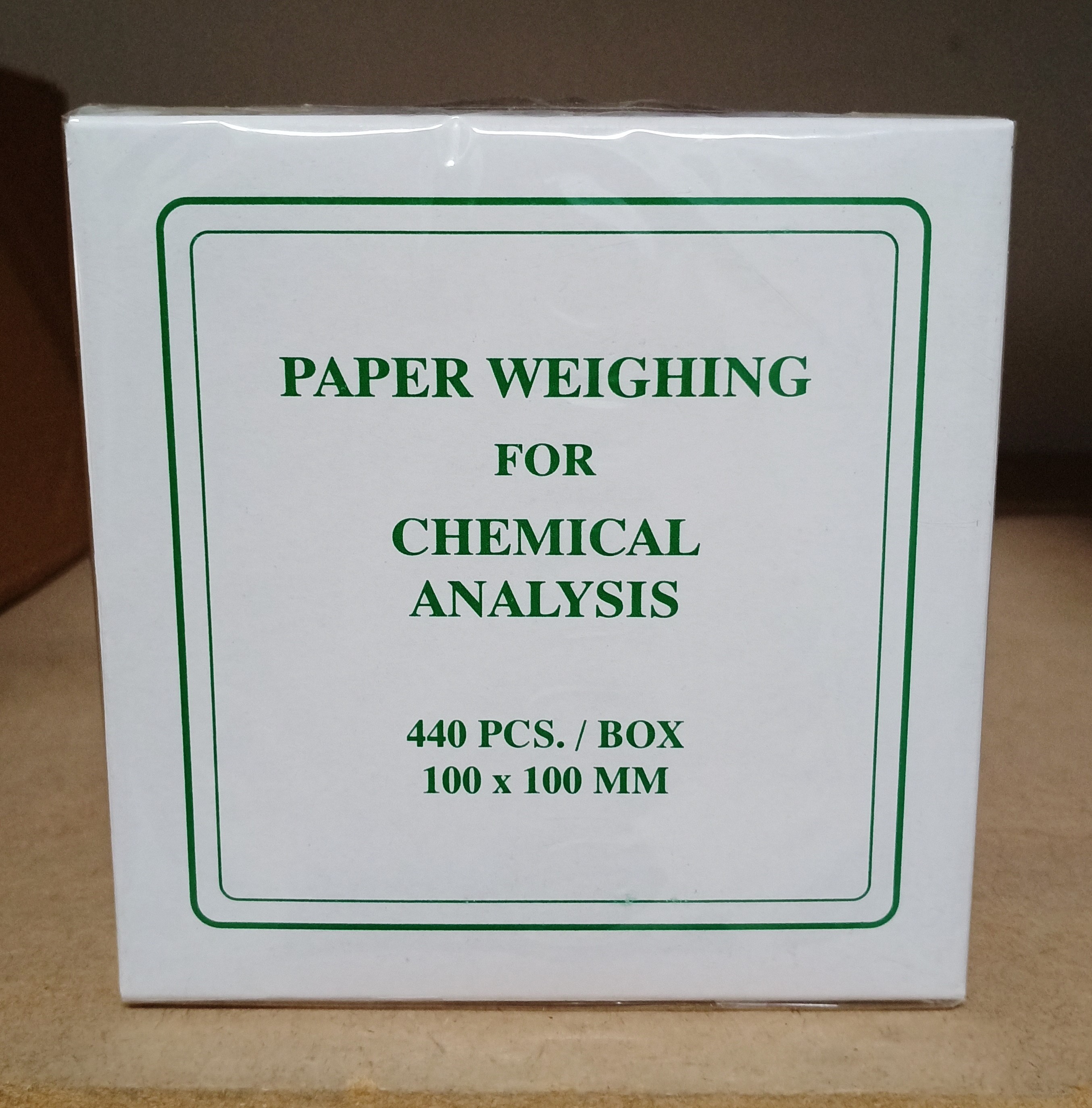กระดาษชั่งสาร 100 x 100 มม. (440 แผ่น / กล่อง ) Weighing Papers