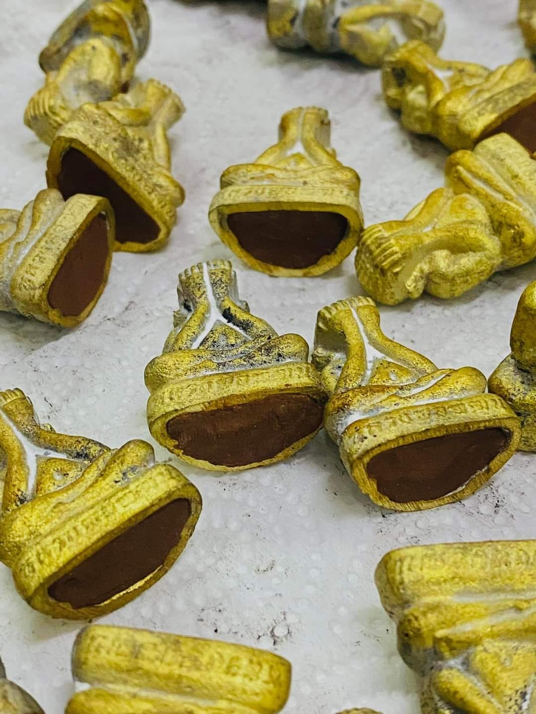 พระผงน้ำมันปิดตาตุ๊กตา(ยกลัง)พร้อมส่ง