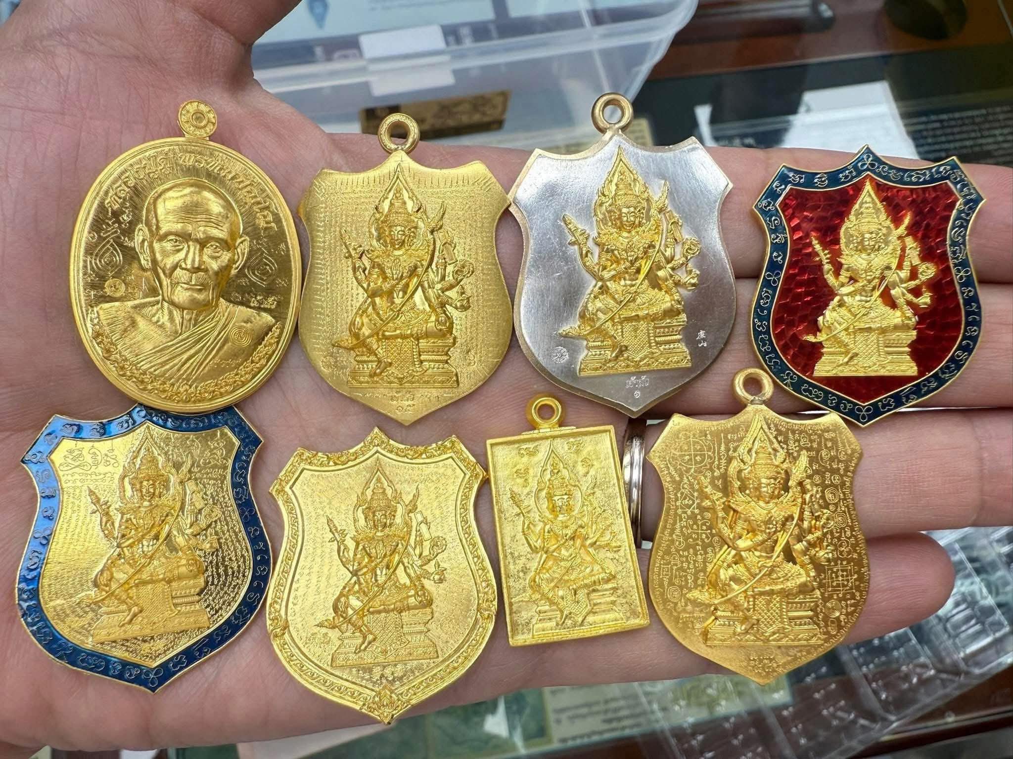 ท้าวมหาพรหม เจ้าสัวพันล้าน 2568 รายการ 4ลังลุ้น กล่องเล็ก 25 ลุ้น (ยกกล่อง) ปลุกเสก 22เดือนสิงหาคม 2568