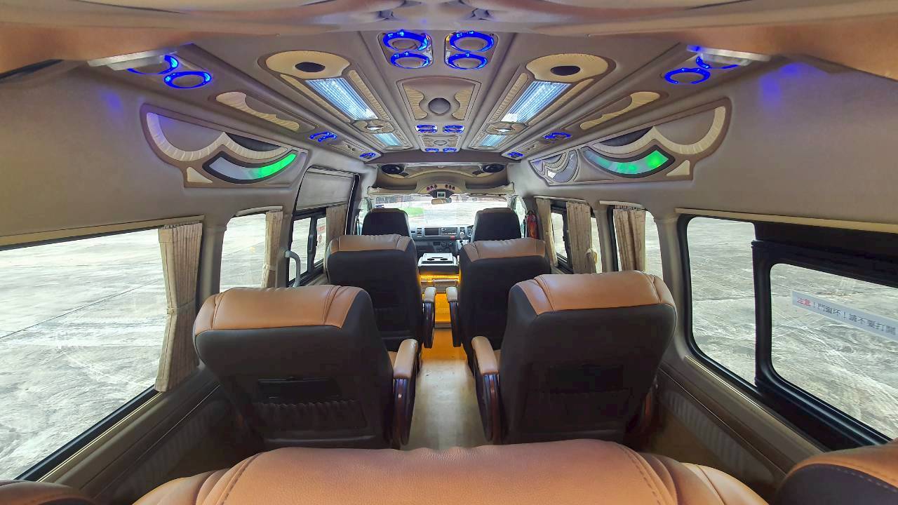 TOYOTA COMMUTER 3.0 A/T 2015