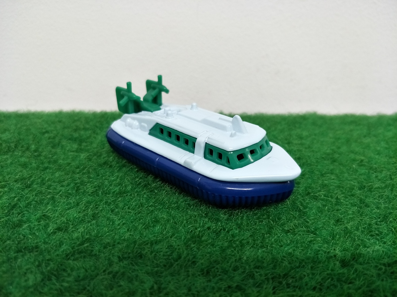Tomy Tomica Mitsui Zosen hovercraft