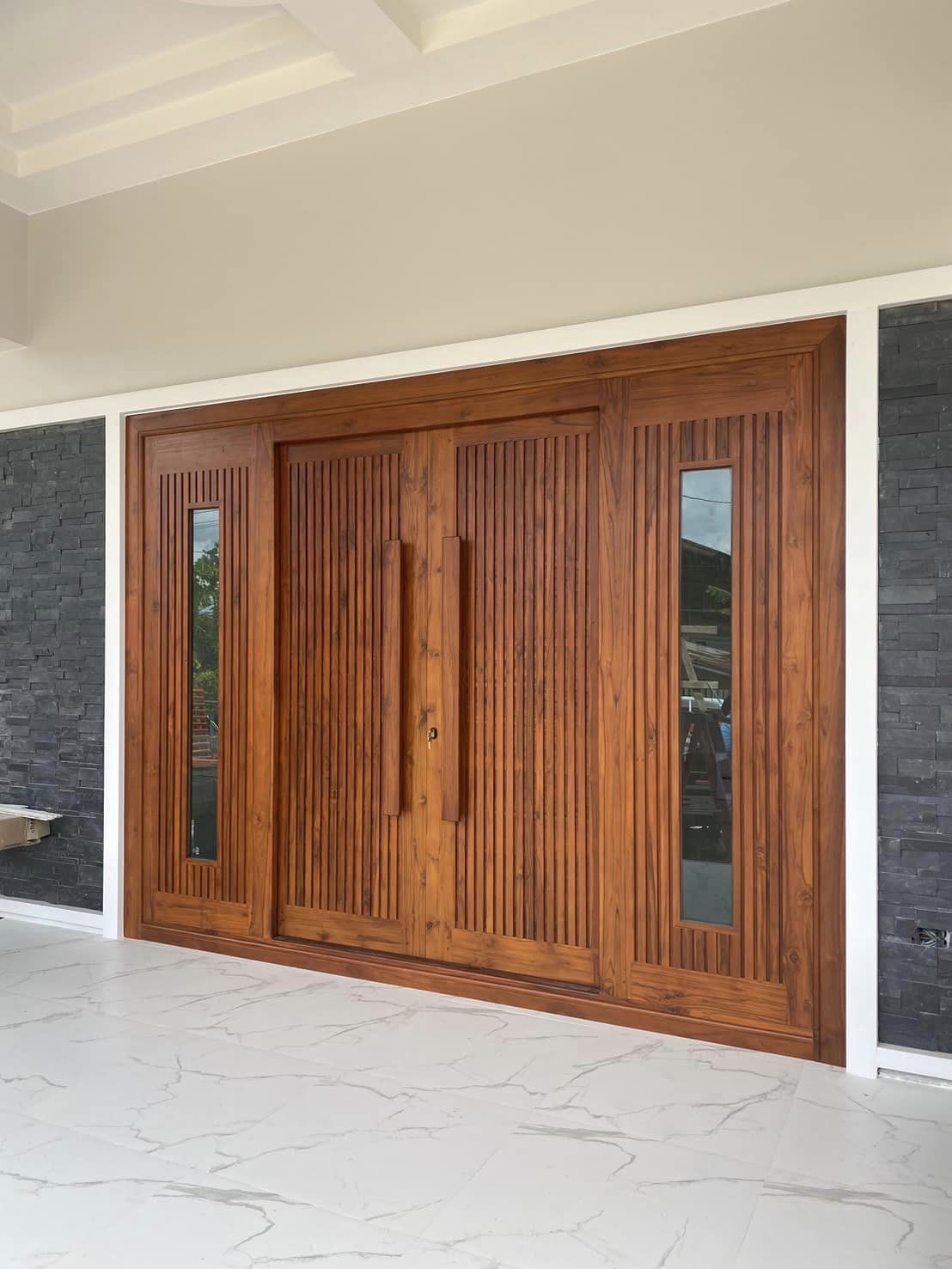 ประตูไม้สัก