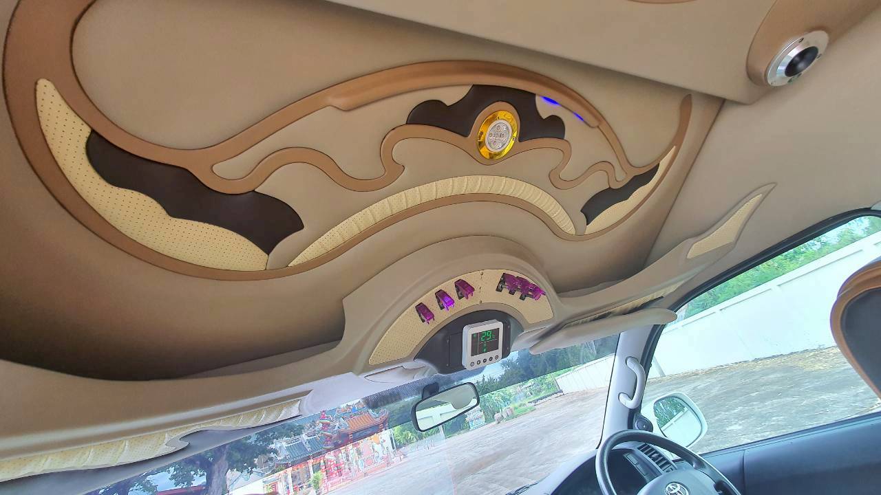 TOYOTA COMMUTER 3.0 A/T 2015