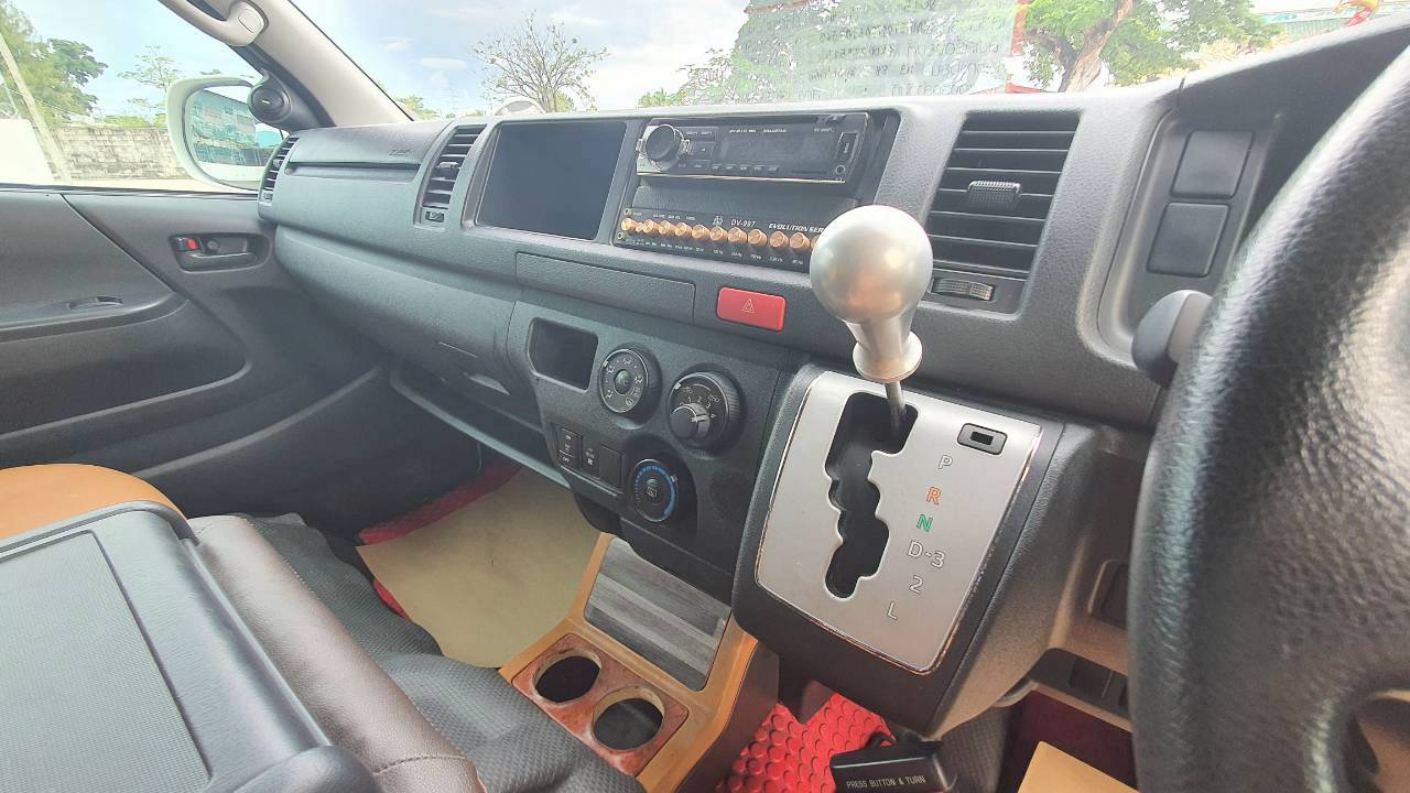 TOYOTA COMMUTER 3.0 A/T 2015