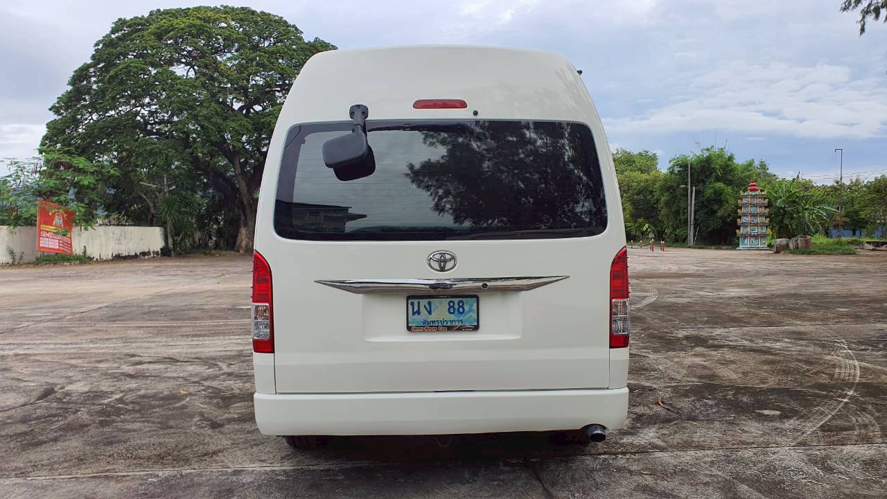 TOYOTA COMMUTER 3.0 A/T 2015